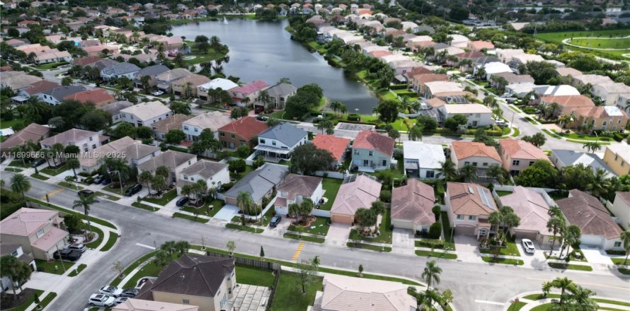 Дом в Пемброк-Пайнс, Флорида 4 спальни, 231.14м2 № 1951390