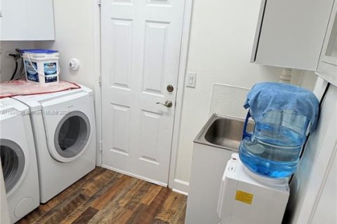 Купить виллу или дом в Пемброк-Пайнс, Флорида 4 спальни, 231.14м2, № 1951390 - фото 28