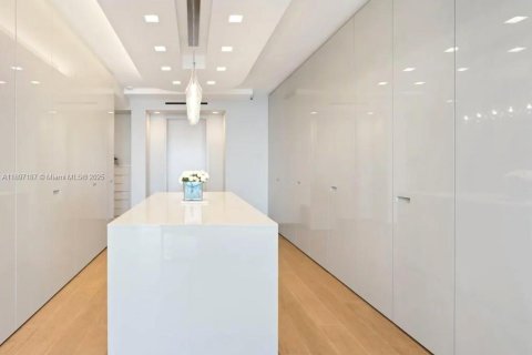 Condo in Sunny Isles Beach, Florida, 4 bedrooms  № 1948729 - photo 12