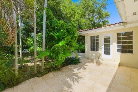 Casa en alquiler en Coral Gables, Florida, 2 dormitorios, 290.69 m2 № 1953228 - foto 10