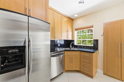 Casa en alquiler en Coral Gables, Florida, 2 dormitorios, 290.69 m2 № 1953228 - foto 4