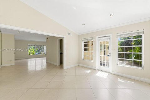 Casa en alquiler en Coral Gables, Florida, 2 dormitorios, 290.69 m2 № 1953228 - foto 2