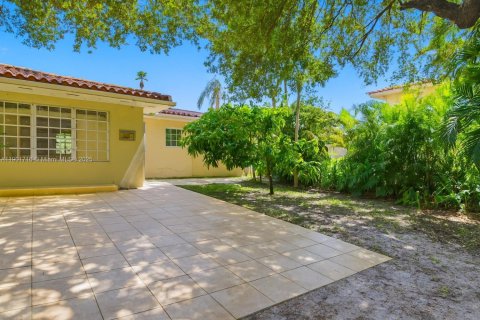 Casa en alquiler en Coral Gables, Florida, 2 dormitorios, 290.69 m2 № 1953228 - foto 11