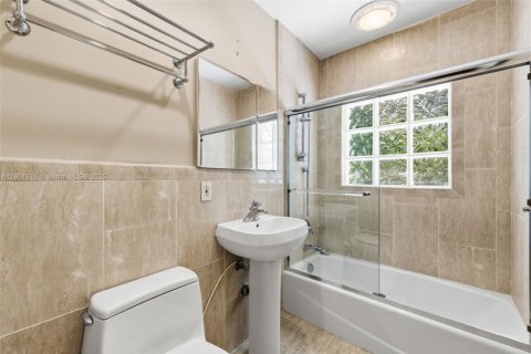 Casa en alquiler en Coral Gables, Florida, 2 dormitorios, 290.69 m2 № 1953228 - foto 9