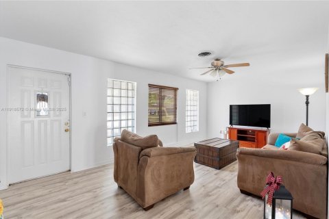 House in Fort Lauderdale, Florida 3 bedrooms, 140.56 sq.m. № 1974106 - photo 3