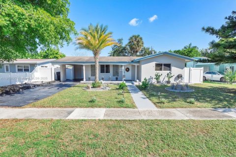 House in Fort Lauderdale, Florida 3 bedrooms, 140.56 sq.m. № 1974106 - photo 1