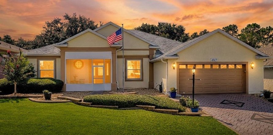 House in Leesburg, Florida 2 bedrooms, 204.76 sq.m. № 2323168