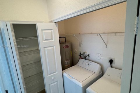 Townhouse in Homestead, Florida 3 bedrooms, 120.96 sq.m. № 1923063 - photo 9