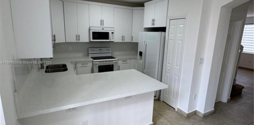 Townhouse in Homestead, Florida 3 bedrooms, 120.96 sq.m. № 1923063