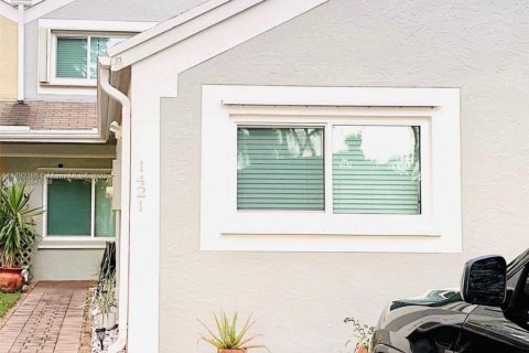 Снять в аренду виллу или дом в Пемброк-Пайнс, Флорида 3 спальни, 167.41м2, № 1946661 - фото 2