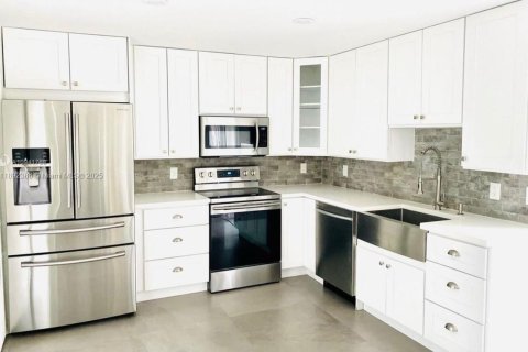 Снять в аренду виллу или дом в Пемброк-Пайнс, Флорида 3 спальни, 167.41м2, № 1946661 - фото 3