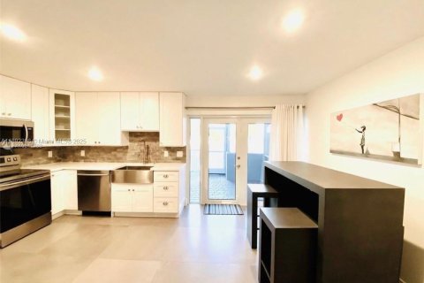 Снять в аренду виллу или дом в Пемброк-Пайнс, Флорида 3 спальни, 167.41м2, № 1946661 - фото 4