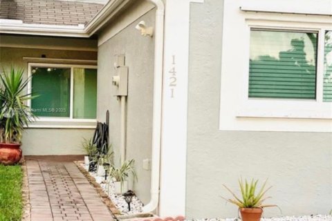 Снять в аренду виллу или дом в Пемброк-Пайнс, Флорида 3 спальни, 167.41м2, № 1946661 - фото 1