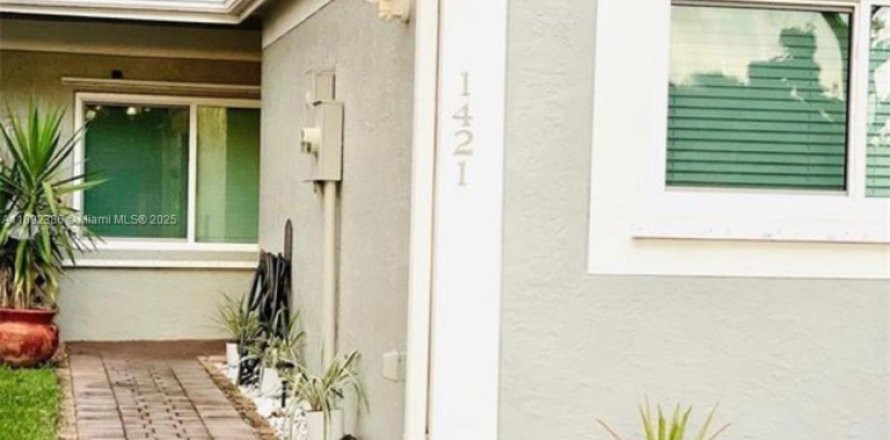 Дом в Пемброк-Пайнс, Флорида 3 спальни, 167.41м2 № 1946661