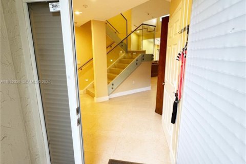 House in Pompano Beach, Florida 3 bedrooms, 236.53 sq.m. № 1990562 - photo 2