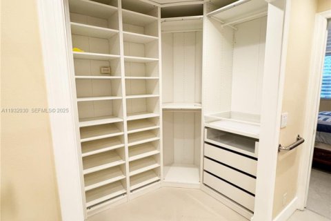 House in Pompano Beach, Florida 3 bedrooms, 236.53 sq.m. № 1990562 - photo 26