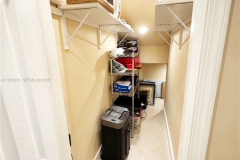 House in Pompano Beach, Florida 3 bedrooms, 236.53 sq.m. № 1990562 - photo 17