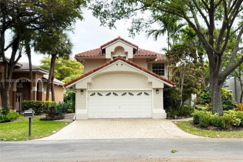 House in Pompano Beach, Florida 3 bedrooms, 236.53 sq.m. № 1990562 - photo 1