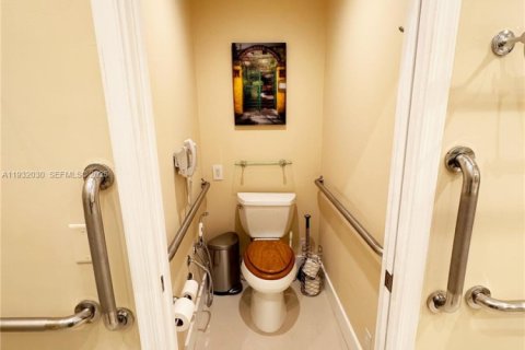 House in Pompano Beach, Florida 3 bedrooms, 236.53 sq.m. № 1990562 - photo 27