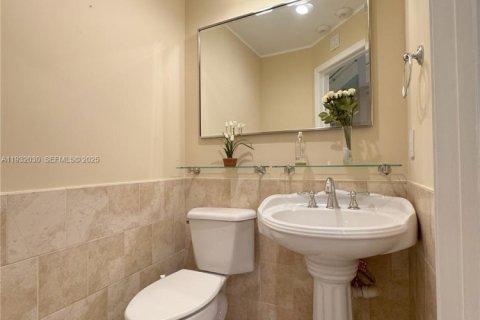 House in Pompano Beach, Florida 3 bedrooms, 236.53 sq.m. № 1990562 - photo 5