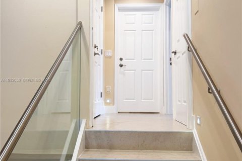 House in Pompano Beach, Florida 3 bedrooms, 236.53 sq.m. № 1990562 - photo 30