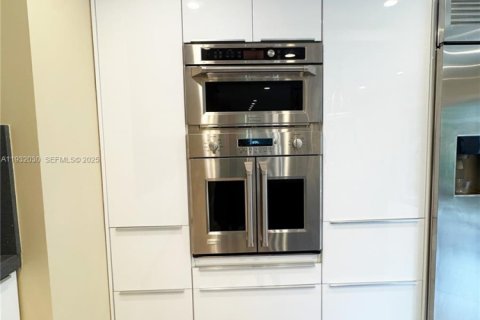 House in Pompano Beach, Florida 3 bedrooms, 236.53 sq.m. № 1990562 - photo 15