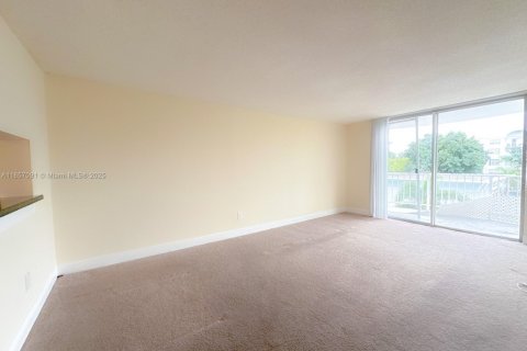 Condo in Miami, Florida, 2 bedrooms  № 1962937 - photo 8