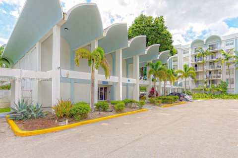 Condo in Miami, Florida, 2 bedrooms  № 1962937 - photo 4