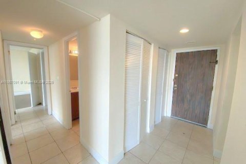 Condo in Miami, Florida, 2 bedrooms  № 1962937 - photo 13