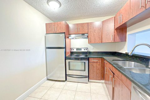 Condo in Miami, Florida, 2 bedrooms  № 1962937 - photo 1