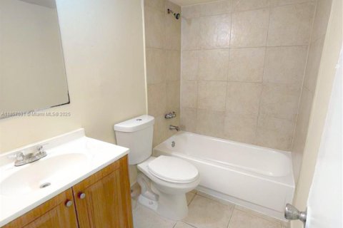 Condo in Miami, Florida, 2 bedrooms  № 1962937 - photo 15