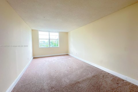 Condo in Miami, Florida, 2 bedrooms  № 1962937 - photo 9