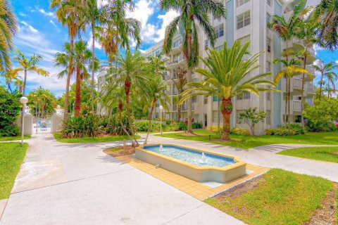 Condo in Miami, Florida, 2 bedrooms  № 1962937 - photo 7