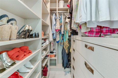 Condo in Sunny Isles Beach, Florida, 2 bedrooms  № 2002587 - photo 15