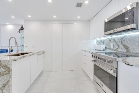 Condo in Sunny Isles Beach, Florida, 2 bedrooms  № 2002587 - photo 9