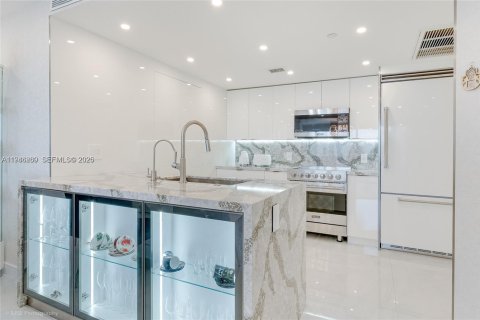 Condo in Sunny Isles Beach, Florida, 2 bedrooms  № 2002587 - photo 10