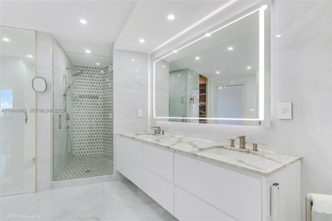 Condo in Sunny Isles Beach, Florida, 2 bedrooms  № 2002587 - photo 13