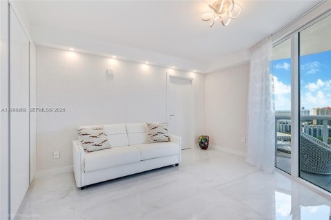 Condo in Sunny Isles Beach, Florida, 2 bedrooms  № 2002587 - photo 17