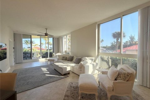 Condo in Hutchinson Island South, Florida, 3 bedrooms № 2231536 - photo 16