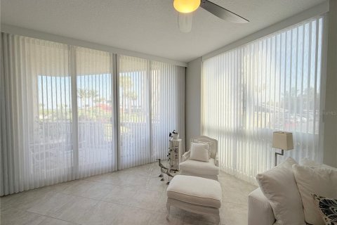 Condo in Hutchinson Island South, Florida, 3 bedrooms № 2231536 - photo 8