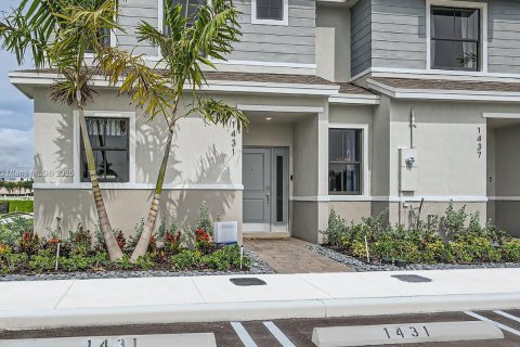 Townhouse in Florida City, Florida 3 bedrooms № 1864600 - photo 2