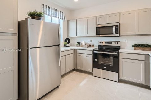 Townhouse in Florida City, Florida 3 bedrooms № 1864600 - photo 16