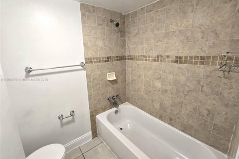 Condominio en venta en Deerfield Beach, Florida, 1 dormitorio, 64.57 m2 № 1967756 - foto 10