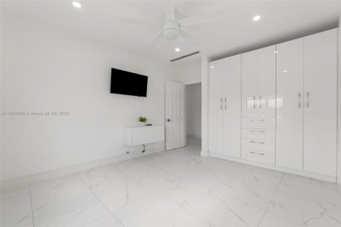 House in Hialeah, Florida 4 bedrooms, 155.15 sq.m. № 1872130 - photo 20