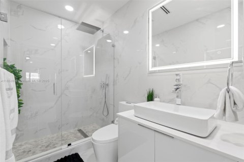House in Hialeah, Florida 4 bedrooms, 155.15 sq.m. № 1872130 - photo 15