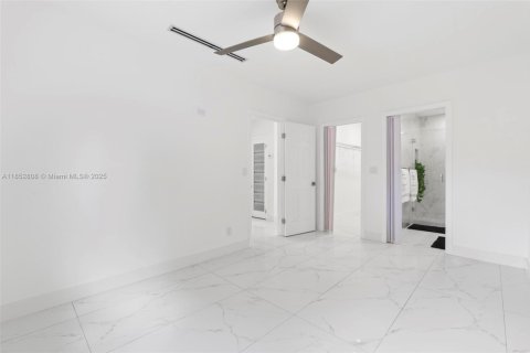 House in Hialeah, Florida 4 bedrooms, 155.15 sq.m. № 1872130 - photo 13