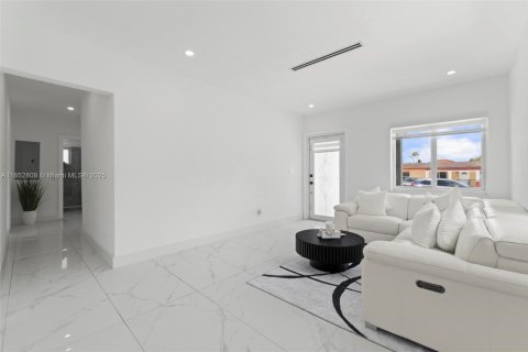 House in Hialeah, Florida 4 bedrooms, 155.15 sq.m. № 1872130 - photo 5