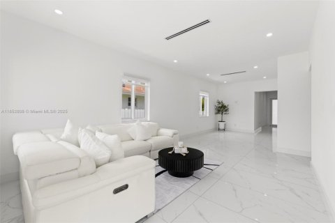 House in Hialeah, Florida 4 bedrooms, 155.15 sq.m. № 1872130 - photo 4