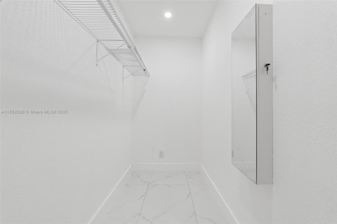 House in Hialeah, Florida 4 bedrooms, 155.15 sq.m. № 1872130 - photo 14