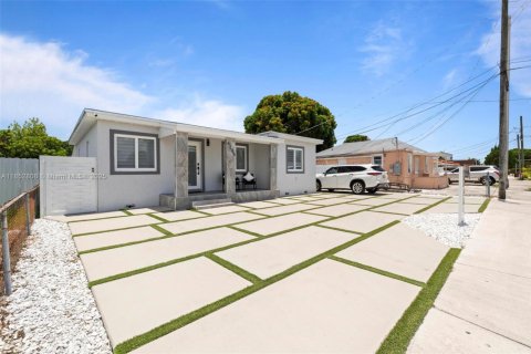 House in Hialeah, Florida 4 bedrooms, 155.15 sq.m. № 1872130 - photo 3